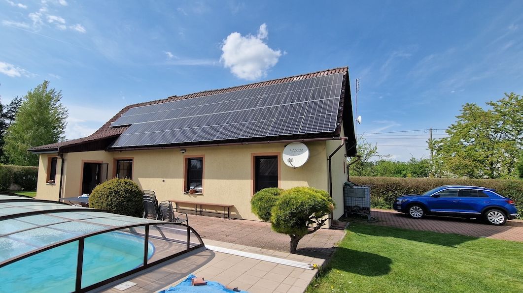 Co obnáší mít na střeše domu fotovoltaiku
